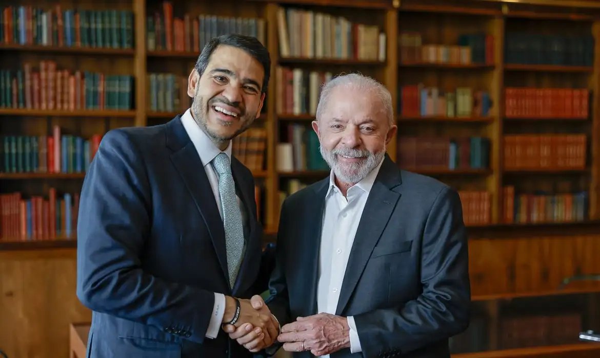 Lula indica Messias para vaga de Barroso no STF 