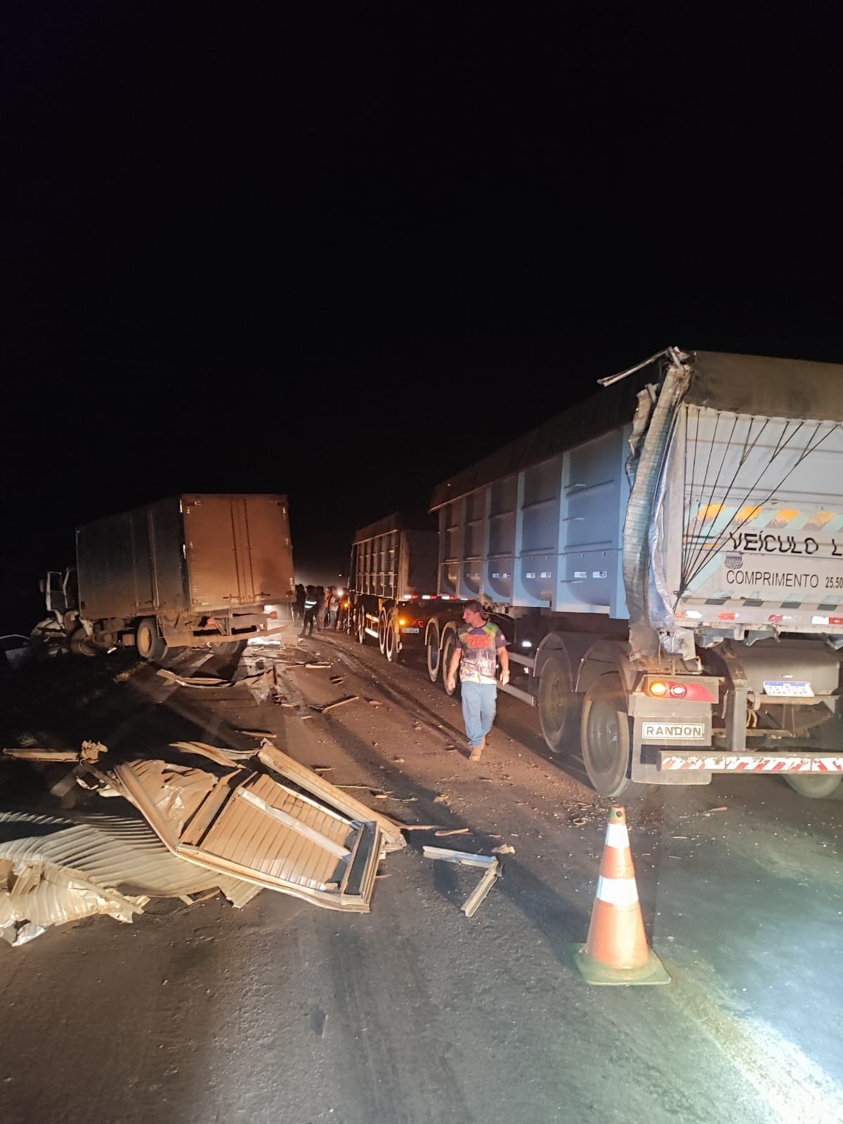 Batida entre carro e caminhão deixa dois mortos na MT-130