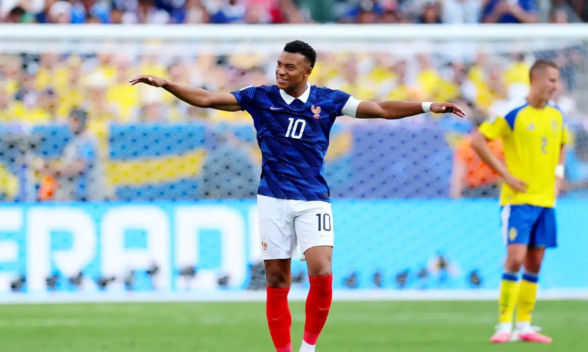 Com dois gols de Mbappé, França despacha Suécia e avança às oitavas