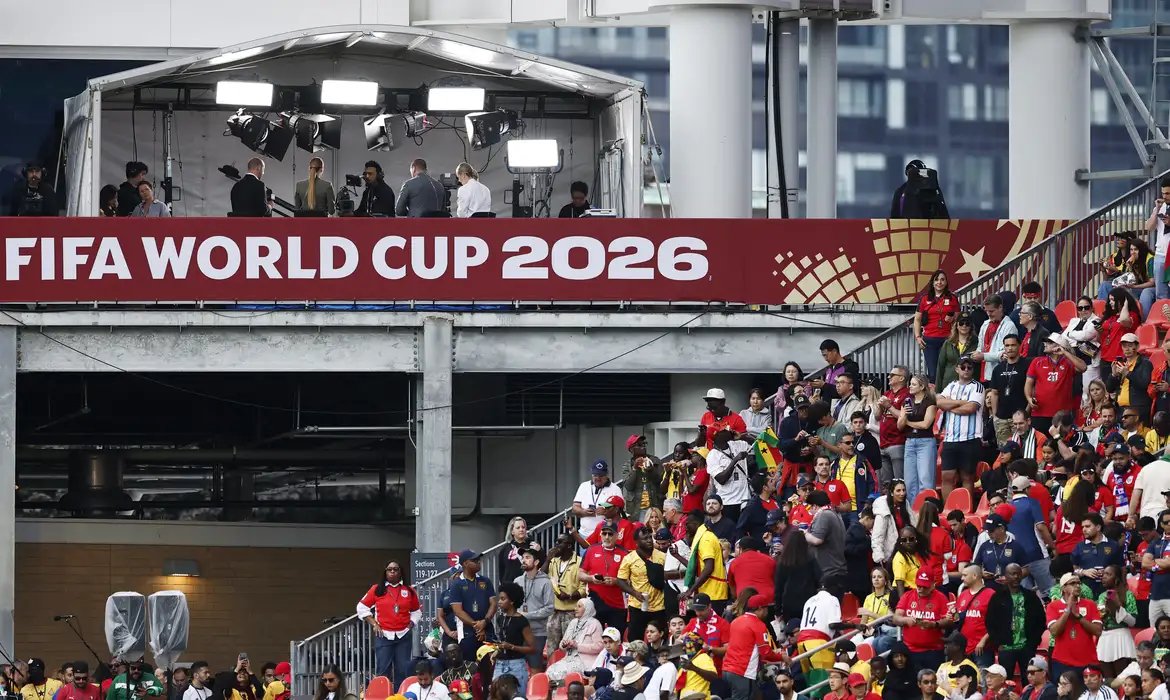 Paixão pelo futebol expõe população à publicidade de bets, alerta Idec