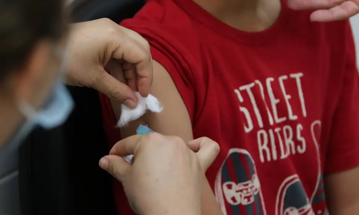 Vacinação nas escolas segue até dia 30 e meta é imunizar 27 milhões