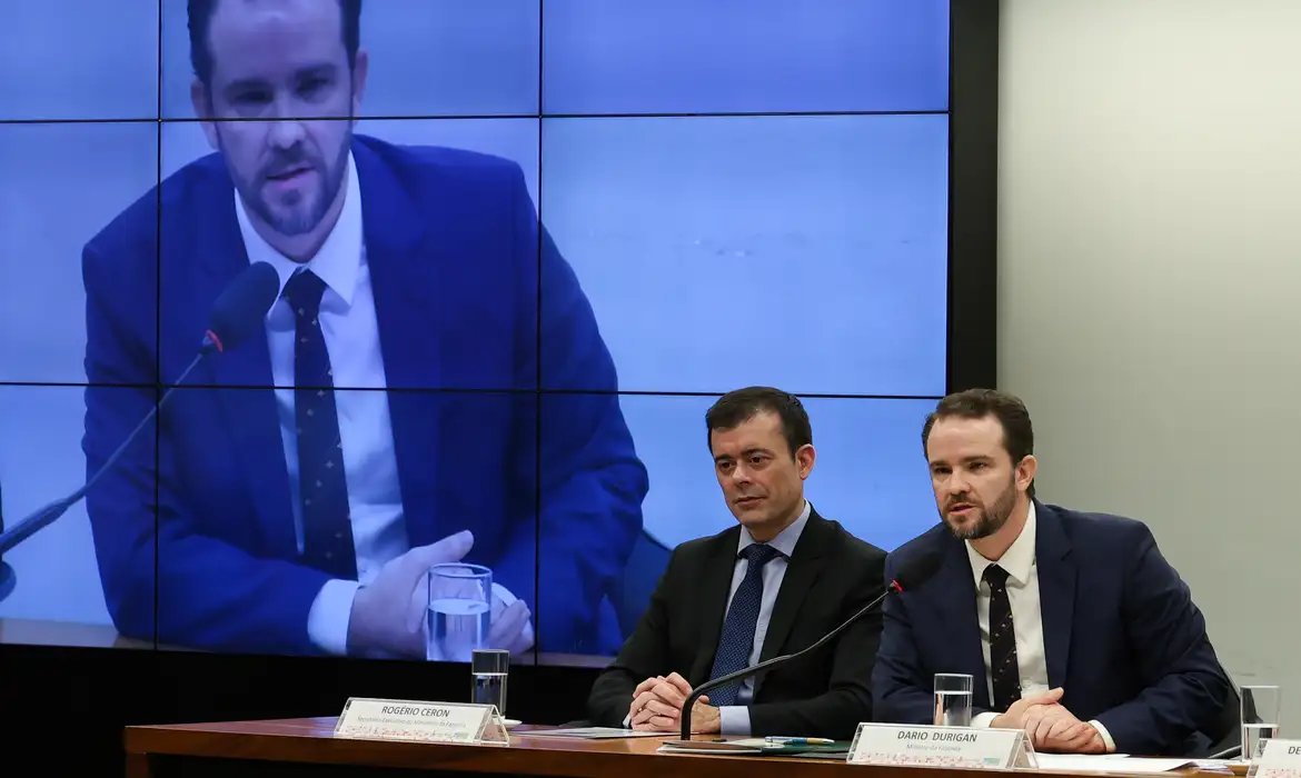 Ministro rebate oposição: trabalhador paga hoje menos impostos no país