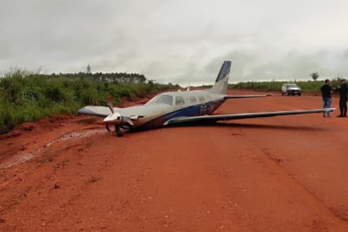 Avião que deu pane no ar é desmontado para liberar pista 19 dias após pouso forçado em aeroporto de MT