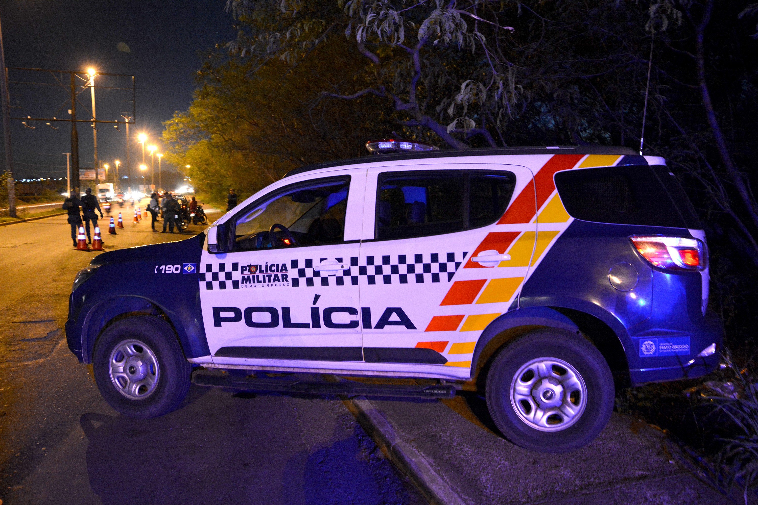 Homem esfaqueia companheira durante discussão e vítima consegue socorro com viatura que fazia patrulha em MT