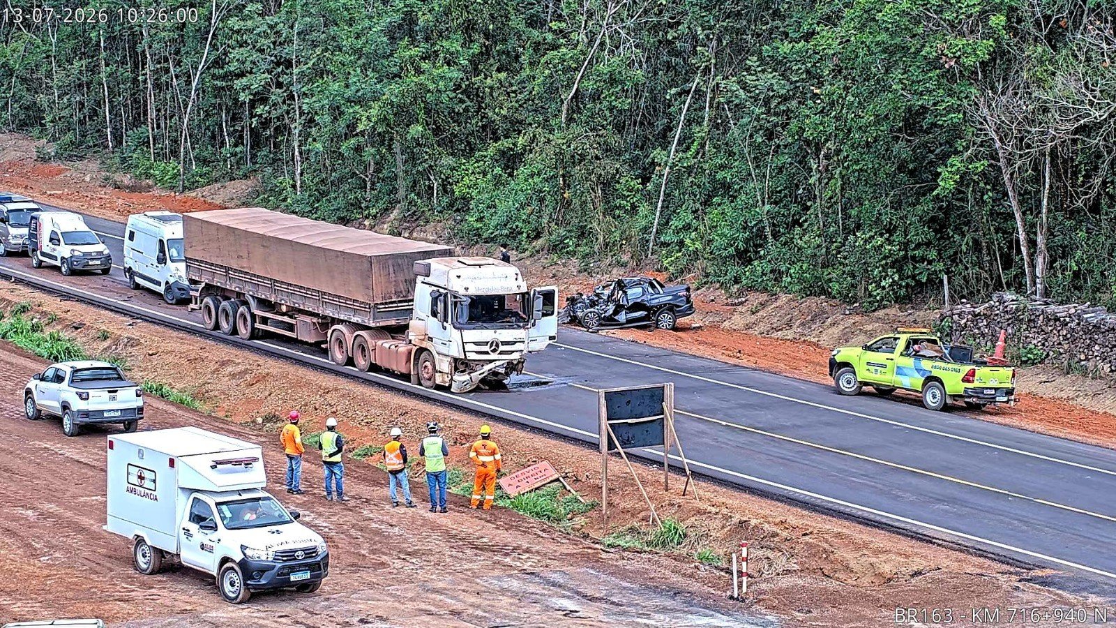 VÍDEO: batida entre carreta e carro deixa dois mortos e interdita BR-163 em MT