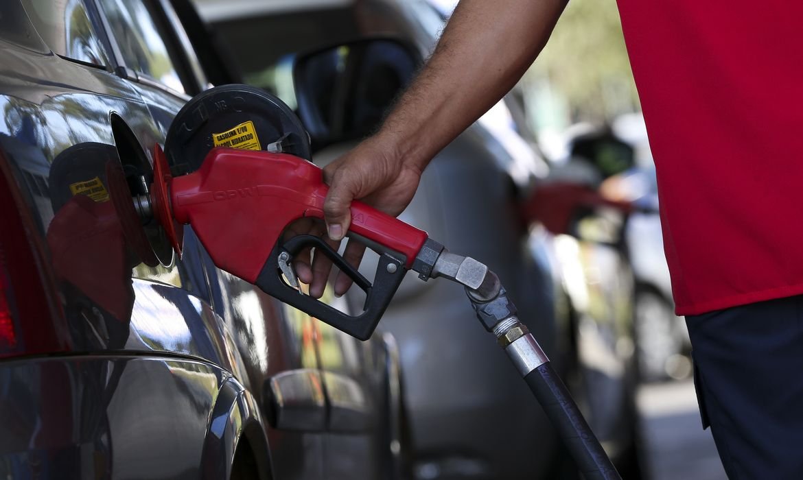 Governo adia reunião que pode aumentar etanol na gasolina para 32%