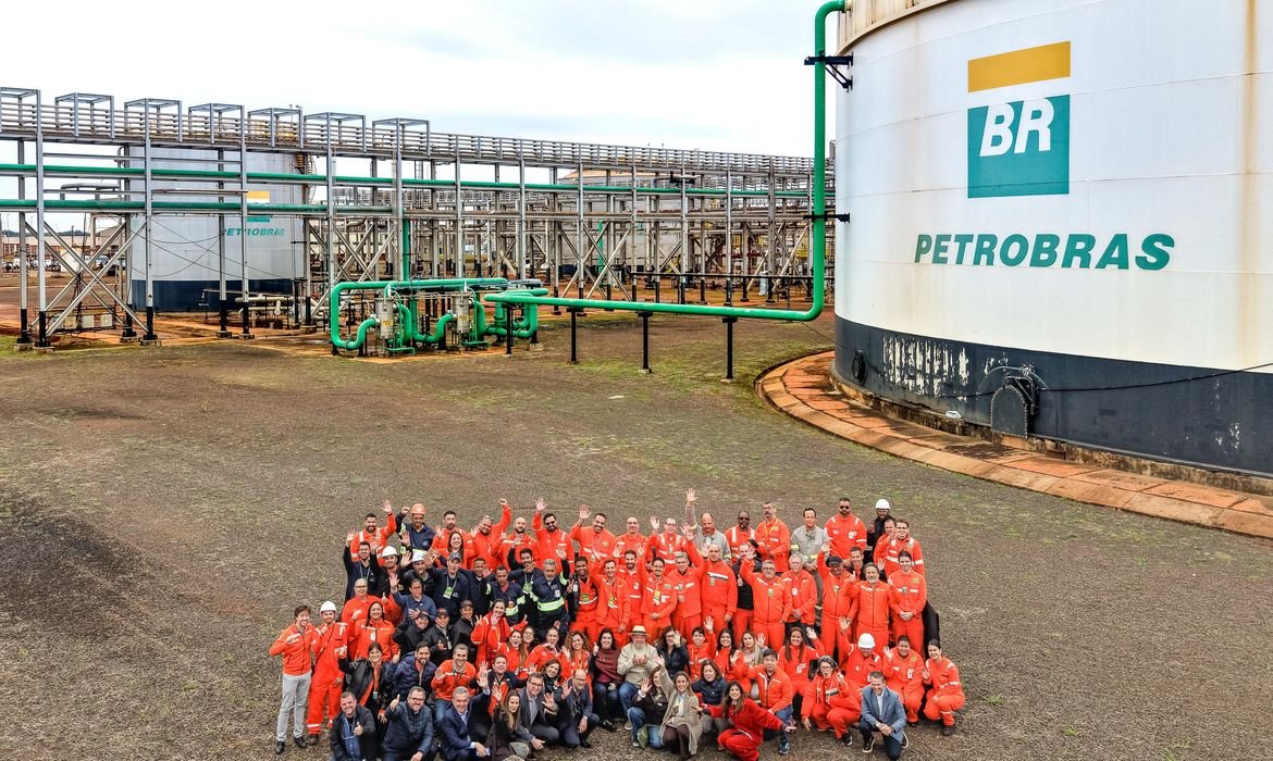 Lula assina contratos para retomar obra em fábrica de fertilizantes