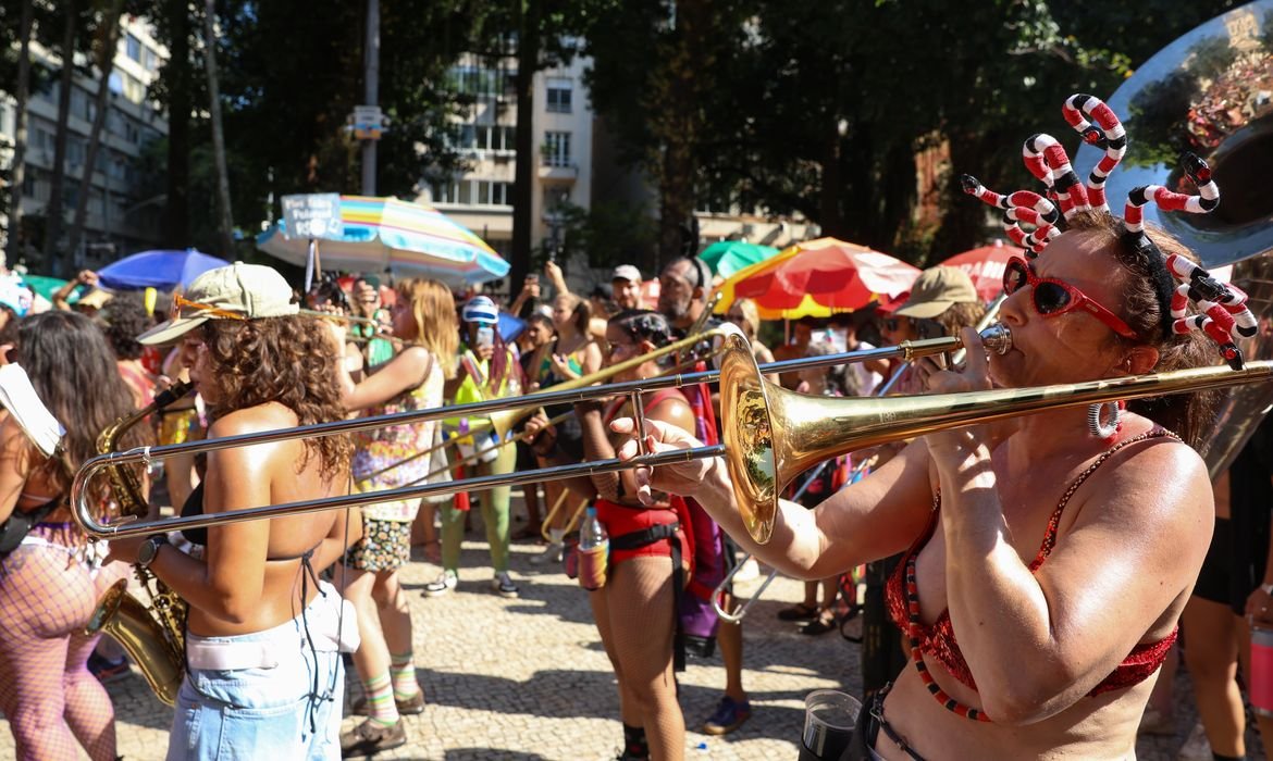 Blocos mantêm folia na Quarta-feira de Cinzas no Rio