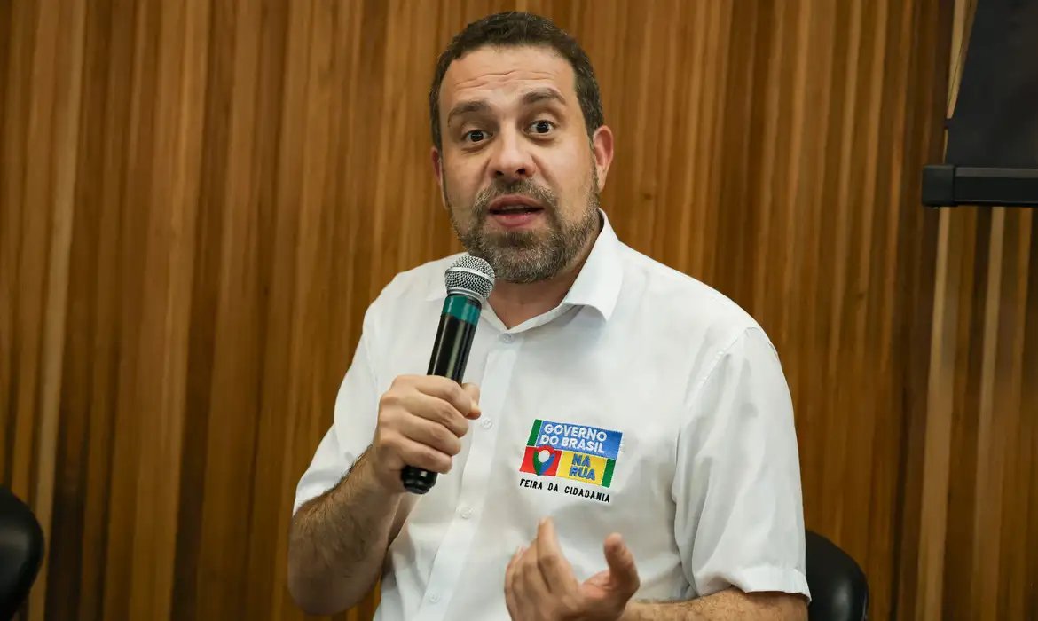 “É banditismo”, diz Boulos sobre aumento de diesel nos postos 