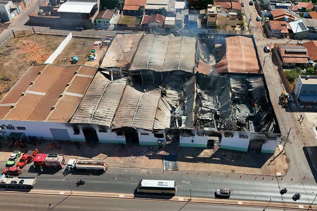 Incêndio em depósitos da Prefeitura de Várzea Grande causa prejuízo de quase R$ 15 milhões