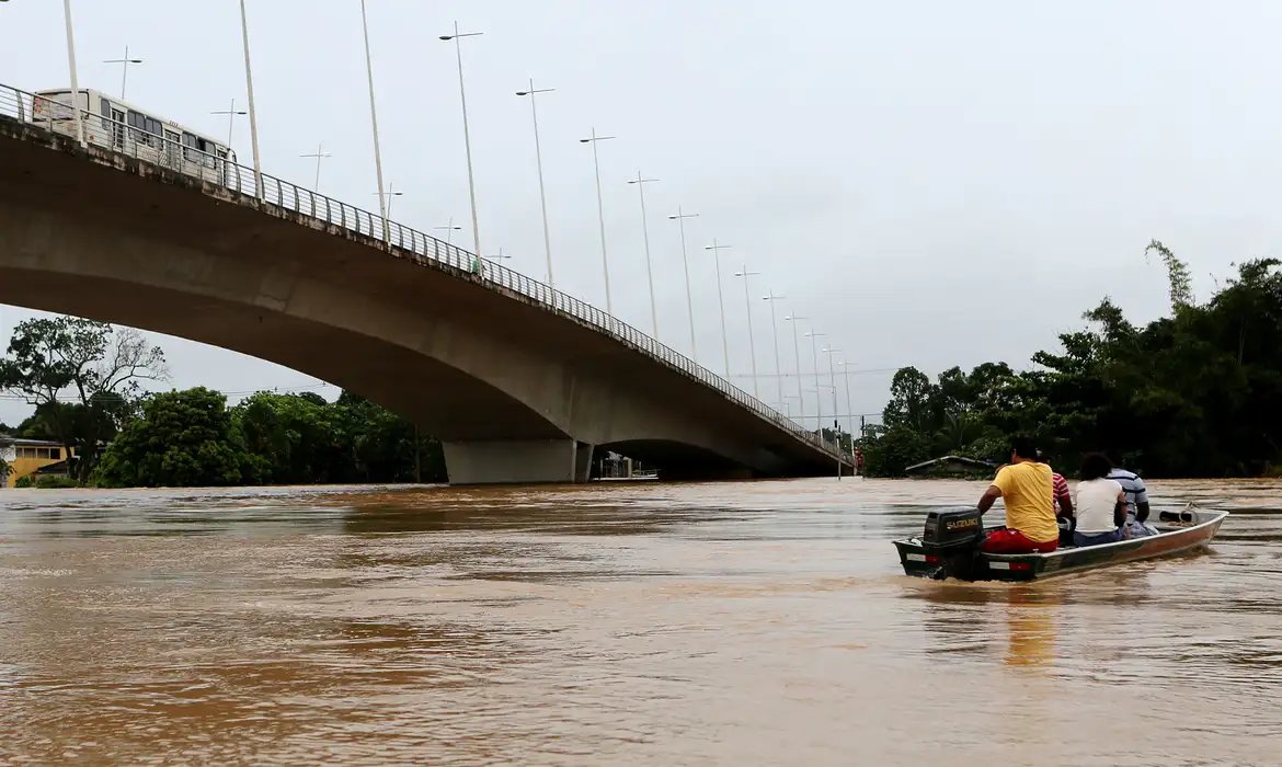 Rios do Acre transbordam após dias de chuva intensa