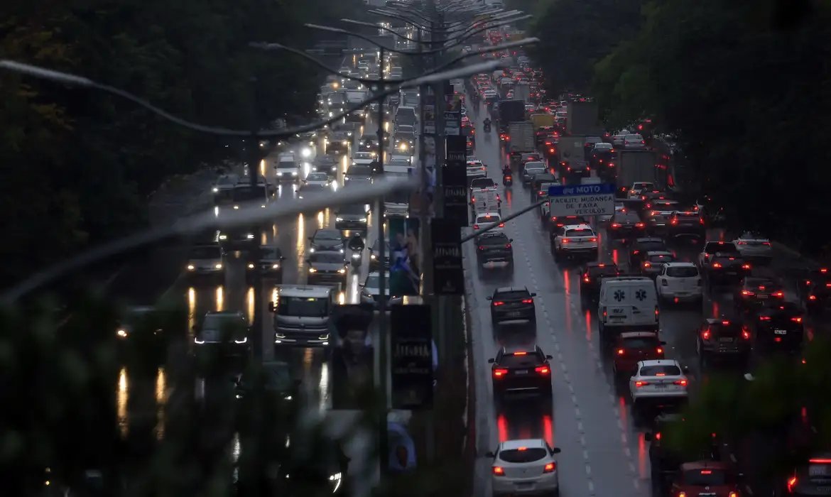 Chuva alaga ruas do centro e deixa um morto na zona norte de São Paulo