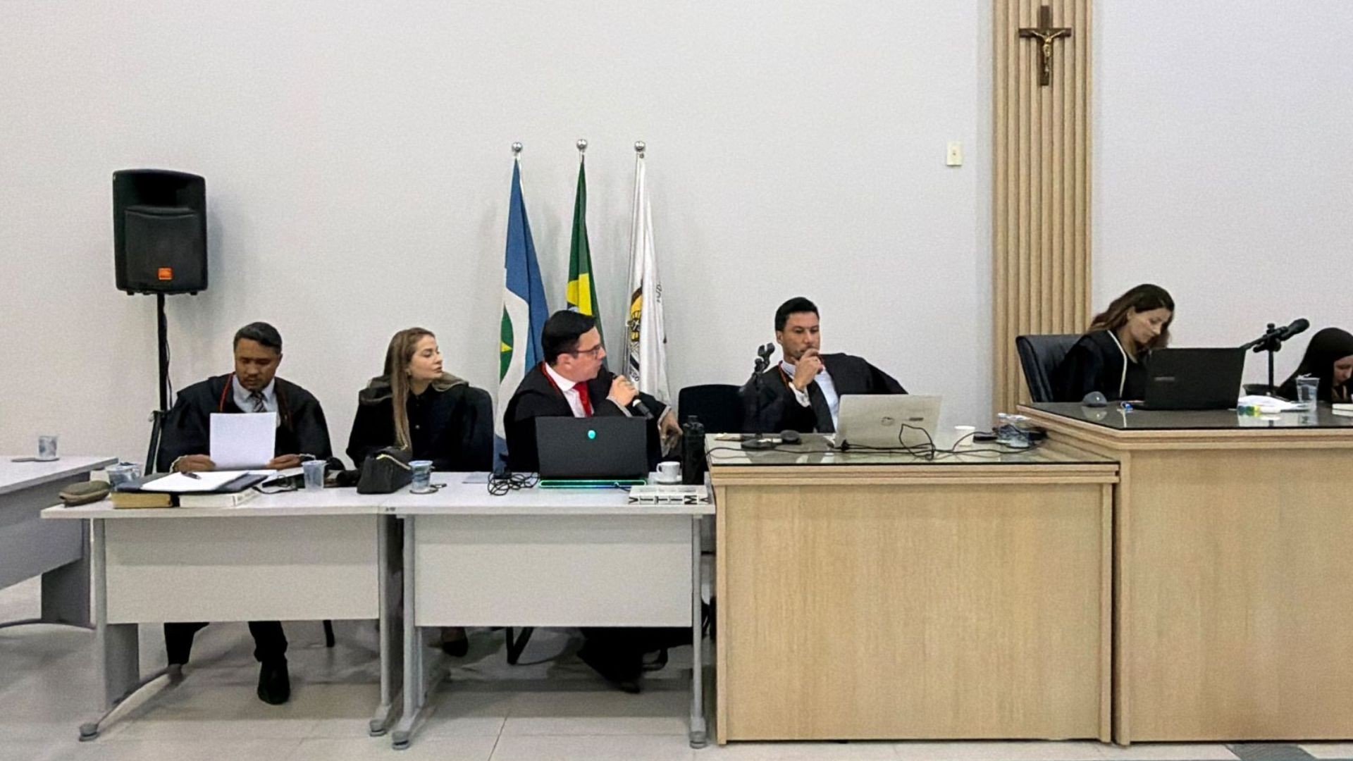 Júri de policial e outros dois por assassinato de jovem é suspenso após defesa apresentar documento sigiloso em MT