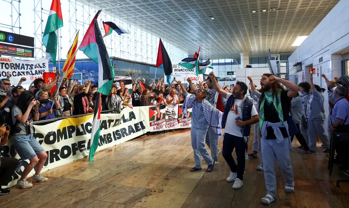 Manifestantes condenam tratamento policial a ativistas da flotilha