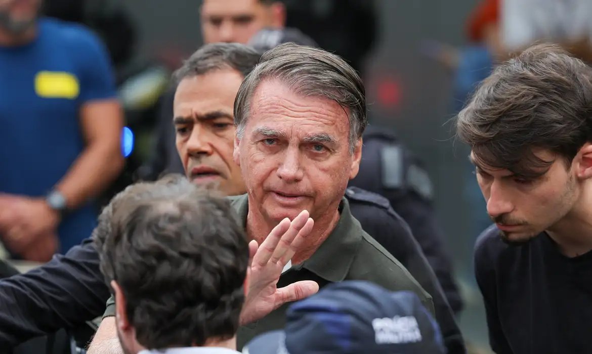 Alexandre de Moraes concede prisão domiciliar a Bolsonaro