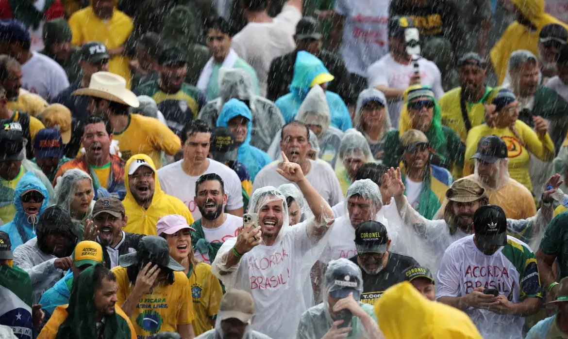 Raio atinge manifestantes na Praça do Cruzeiro, em Brasília
