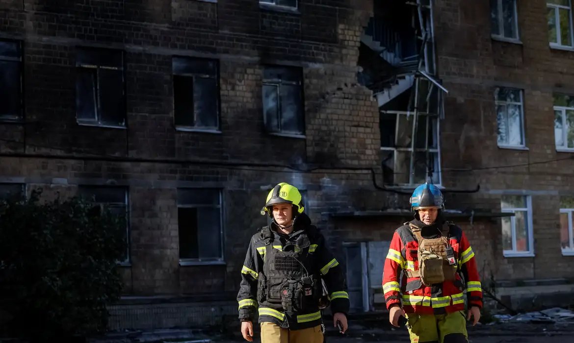 Drone russo atinge escola em Kiev; não há feridos, dizem autoridades