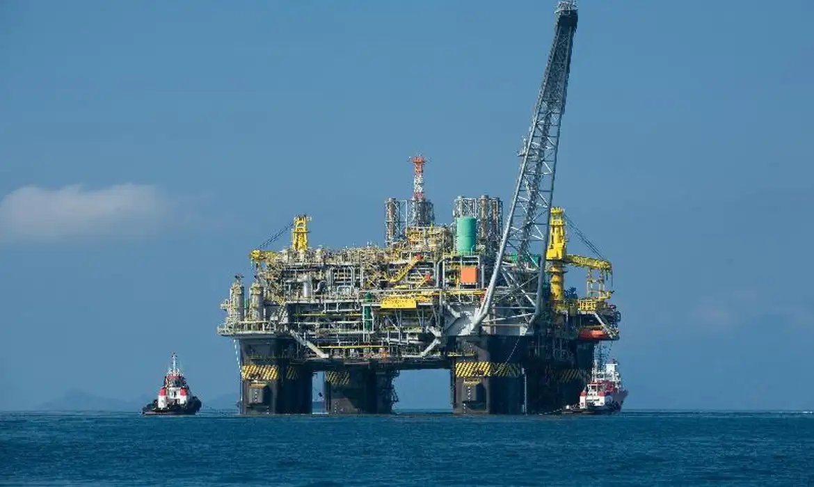 Vazamento de gás paralisa plataforma da Petrobras na Bacia de Campos