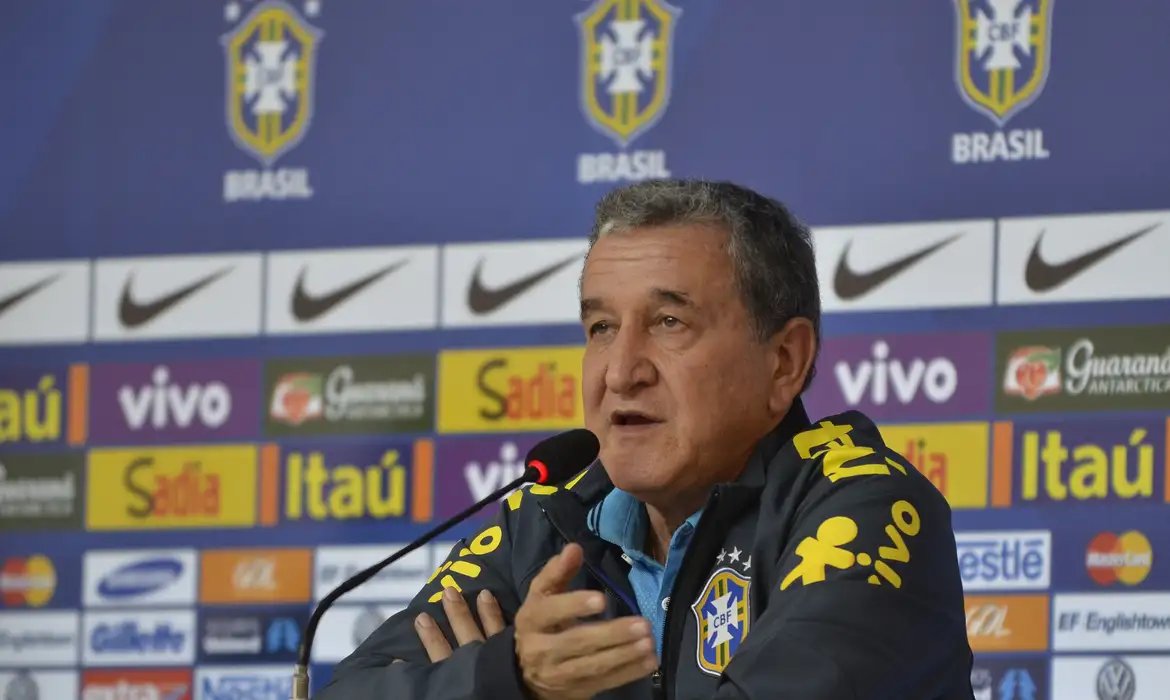 Técnico do tetra, Parreira apresenta melhora, mas permanece na UTI