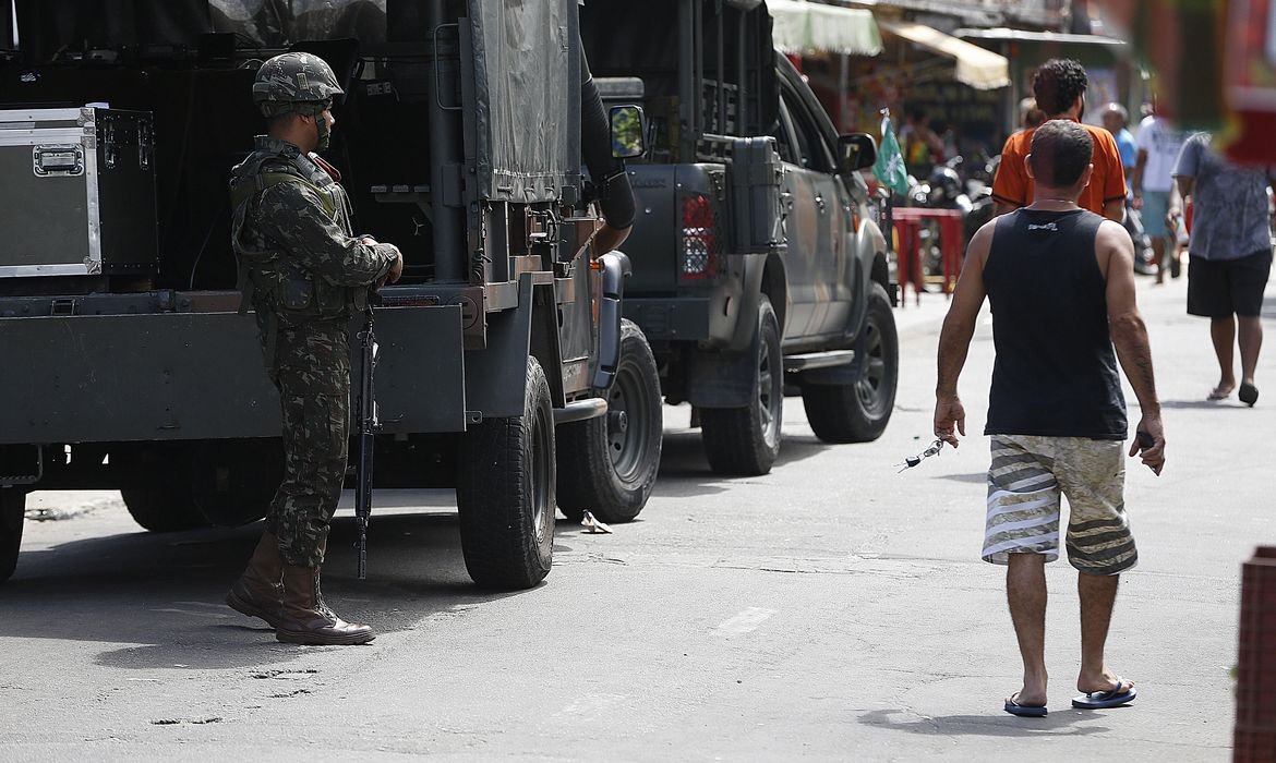 Polícia faz ação para cumprir 56 mandados de prisão na Maré, no Rio