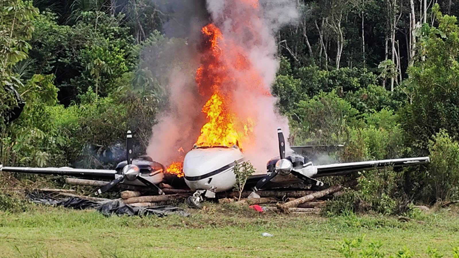 Três aviões usados no tráfico de drogas são destruídos em pista clandestina na fronteira do Peru com Brasil