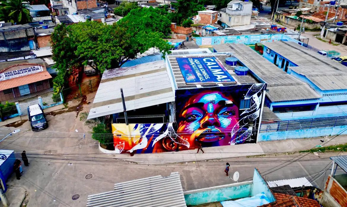 Telhado na Cidade de Deus diz: \"Aqui tem crianças, sonhos e famílias\"
