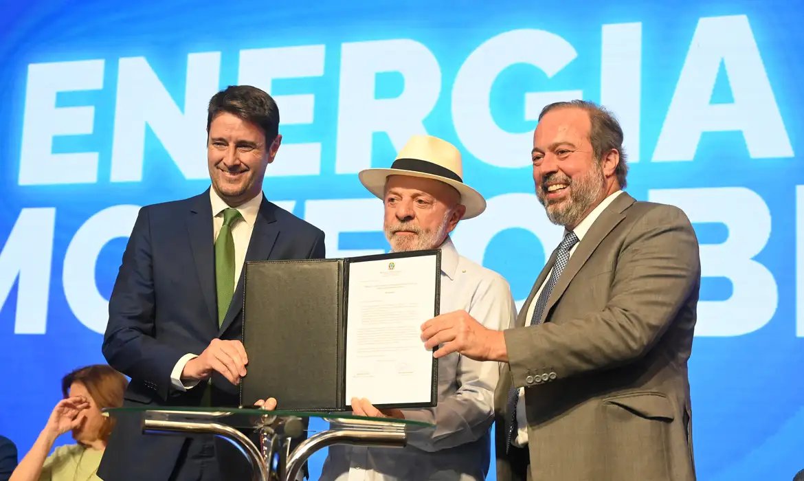 Governo renova contratos com distribuidoras de energia em 13 estados
