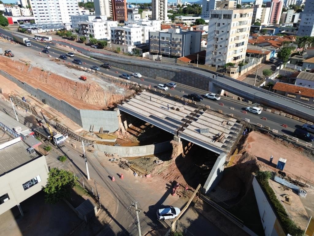 Trânsito na Miguel Sutil volta a operar com duas pistas em frente à Todimo