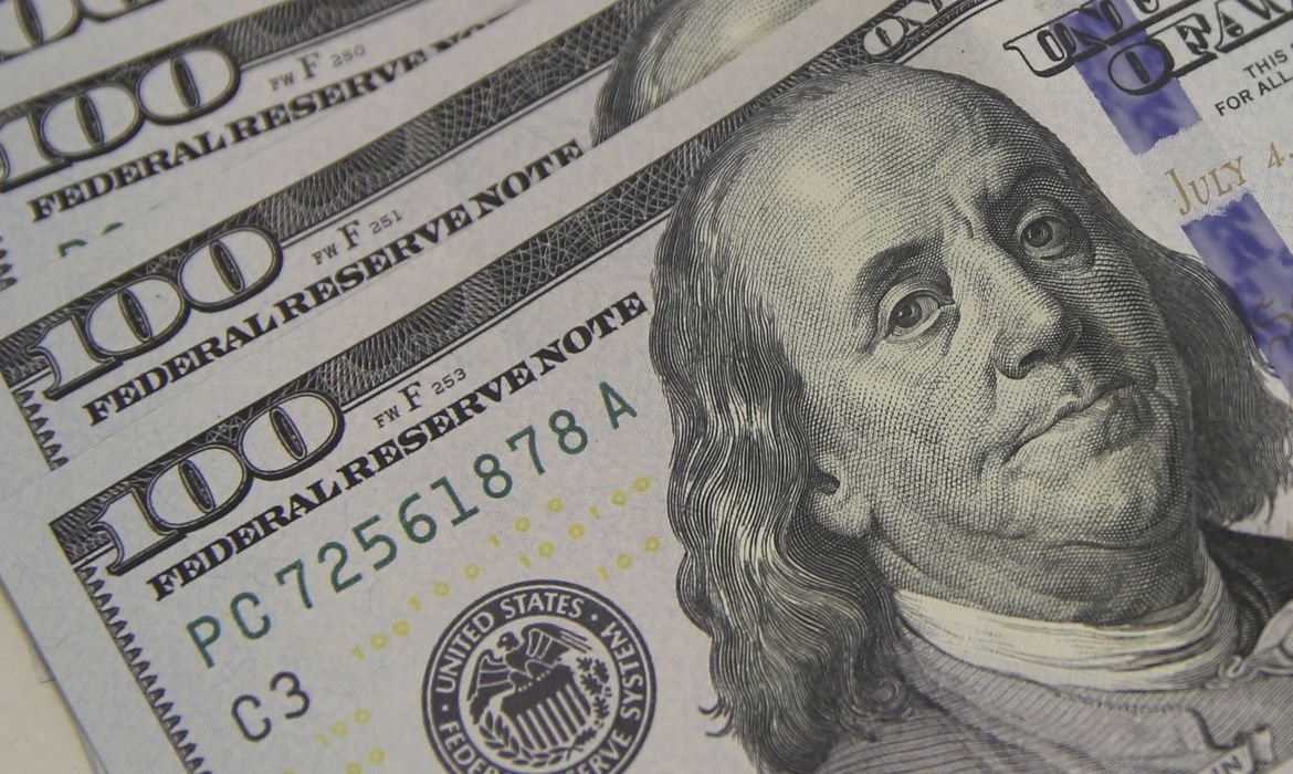 Dólar encosta em R$ 5,10 com tarifaço e tensão global