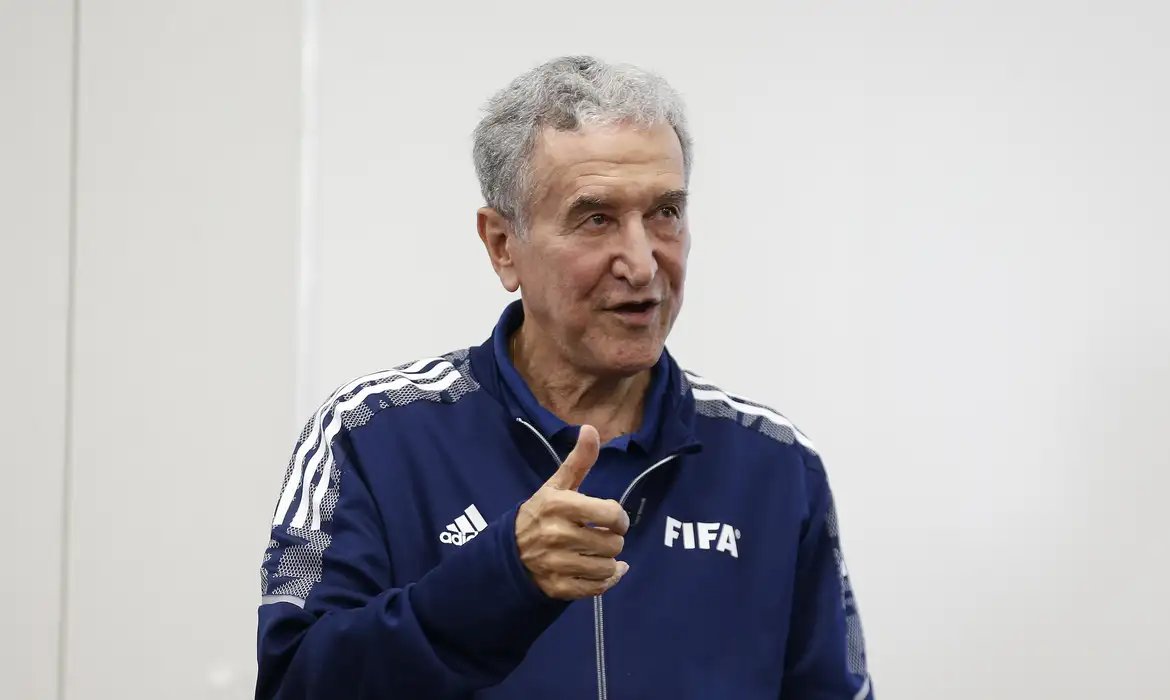 Técnico do tetra, Carlos Alberto Parreira é internado no Rio