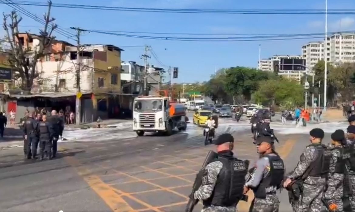 Manifestações contra ação da polícia bloqueiam vias do Rio
