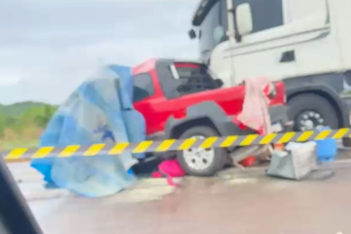 Duas pessoas morrem em batida entre carro e carreta na BR-364 em Rosário Oeste (MT)