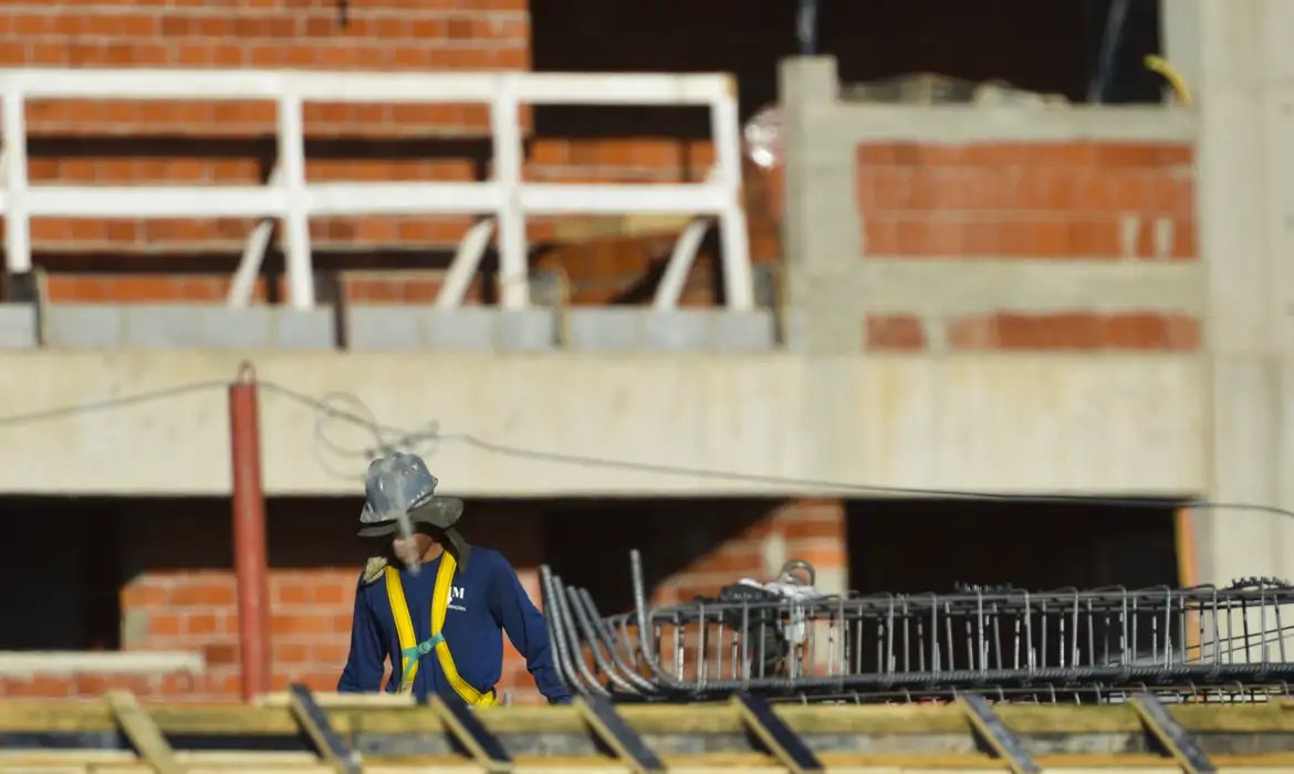 Construção empregou 2,5 milhões e pagou média de 2,1 salários mínimos