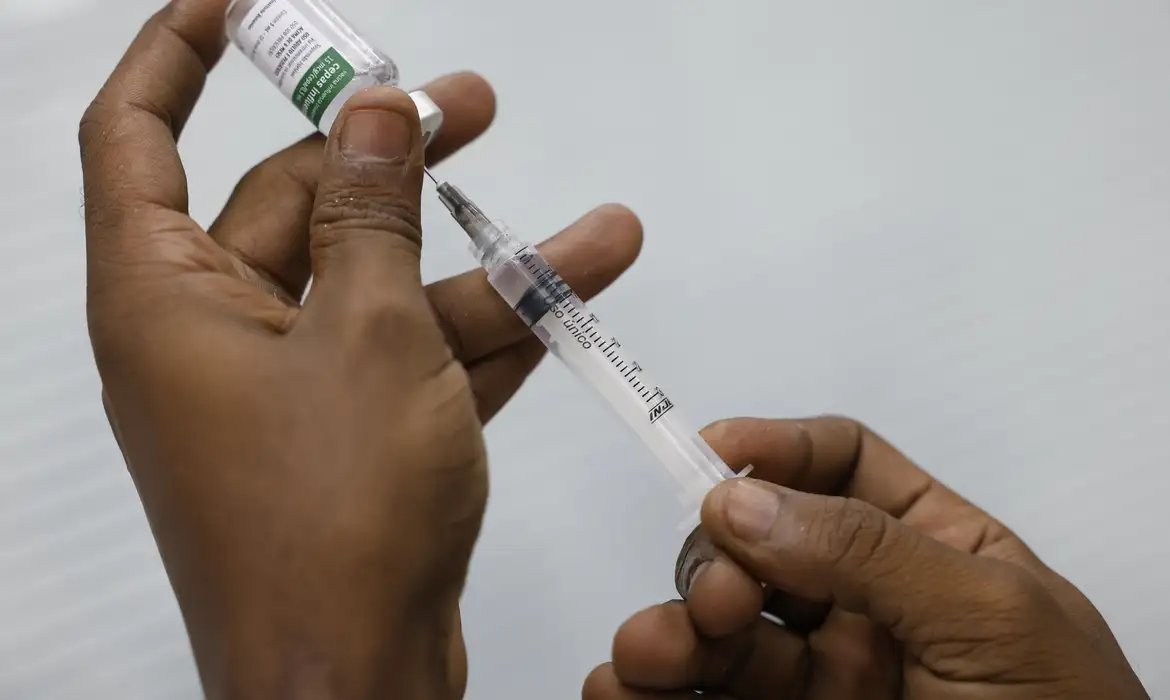 Covid: quem tem 12 anos ou mais pode se imunizar, no Rio, com vacina 