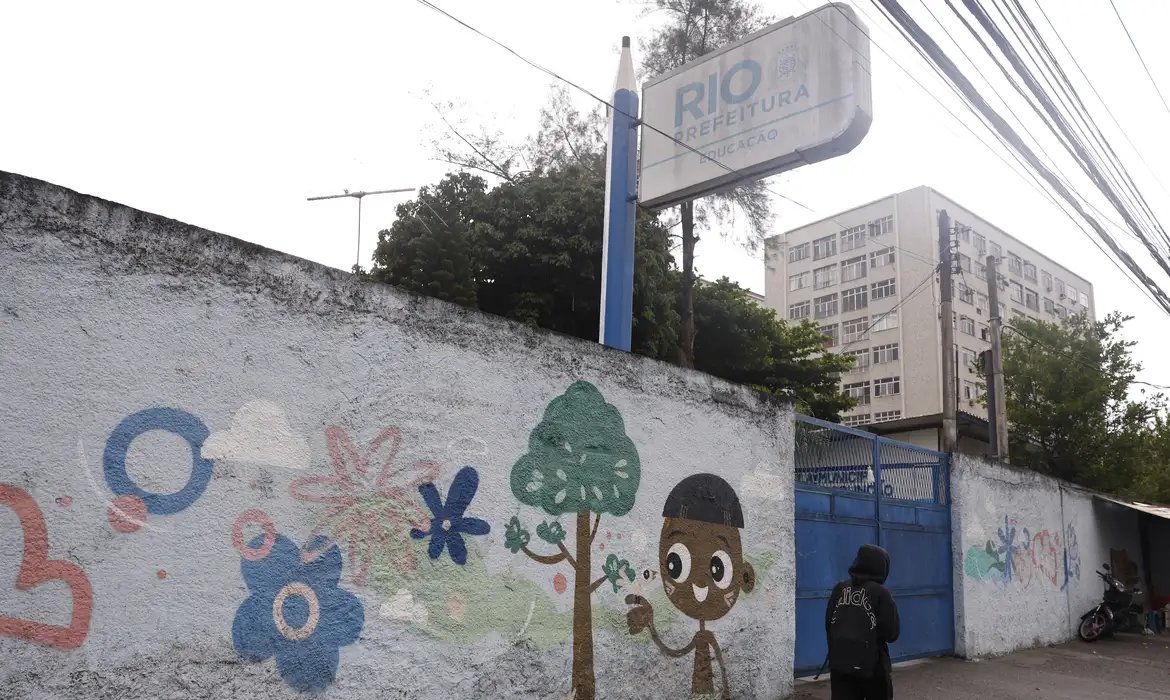 Violência interrompe transportes e afeta acesso à educação no Rio