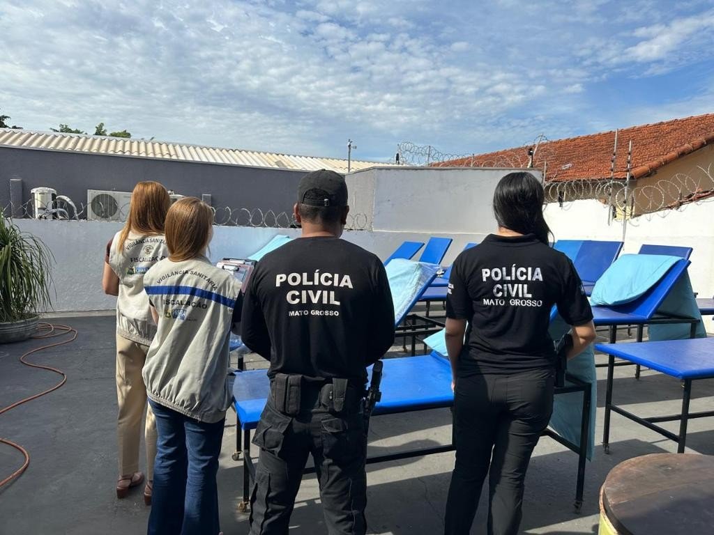 Clínica de bronzeamento em Cuiabá é investigada por filmar mulheres sem consentimento em vestiário