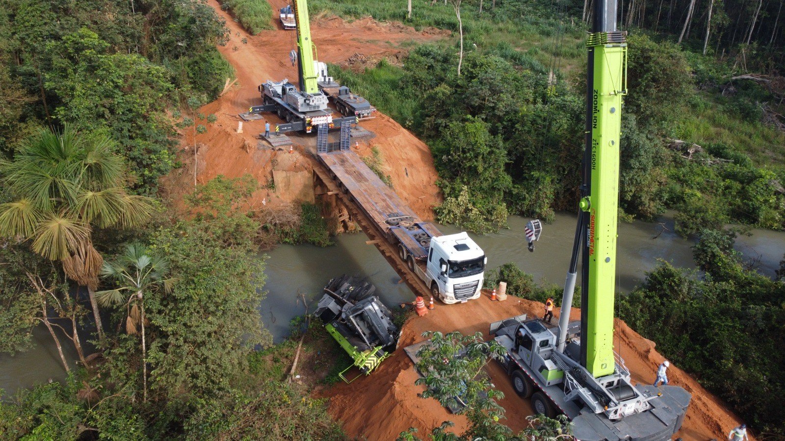 Ponte de madeira é liberada após guindaste ser retirado de onde caiu em MT