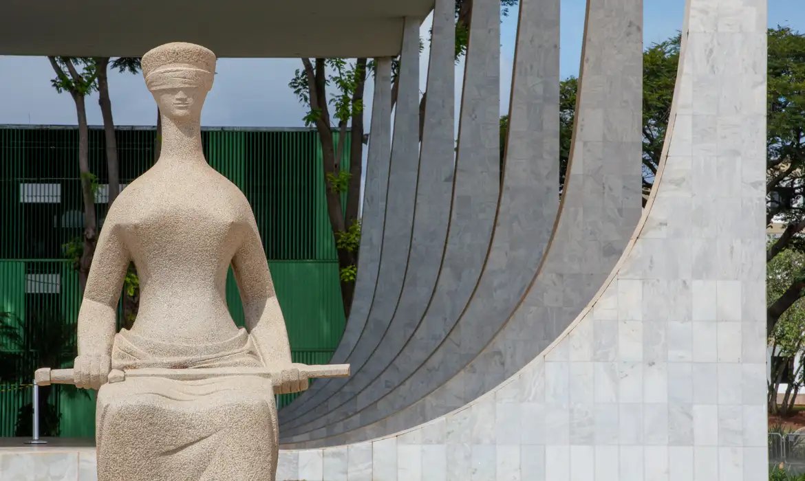 STF mantém fim da aposentadoria compulsória para juízes condenados