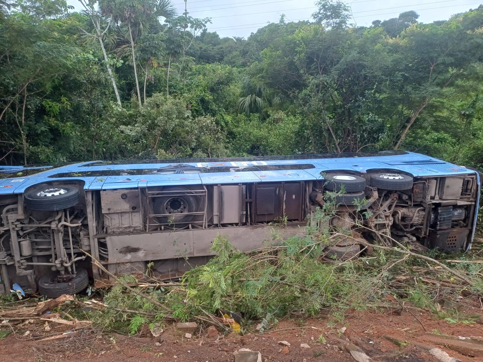 Duas pessoas morrem e 8 ficam feridos após ônibus capotar em MT, vídeo