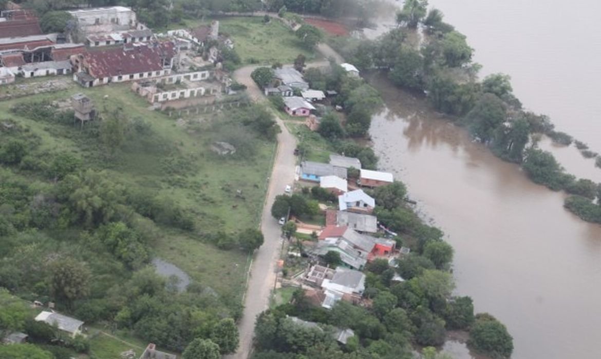 Quatro regiões do país têm alerta de chuvas intensas até sábado (7)