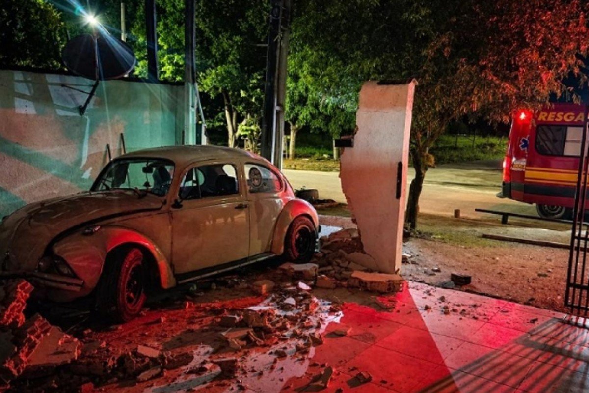 Fusca perde freio, destrói muro de casa e deixa mulher ferida em MT