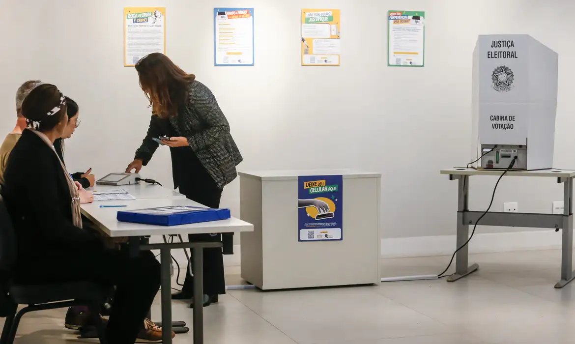 Colinha em papel e sem celular: saiba o que pode entrar na cabine