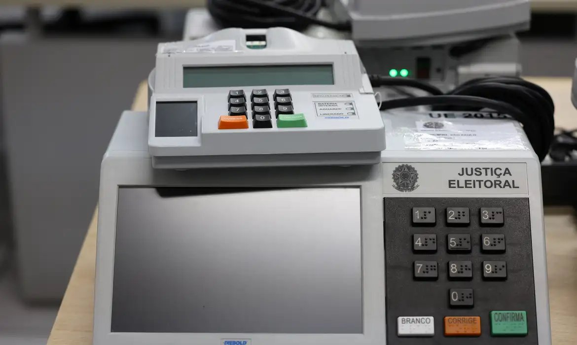 Pesquisa aponta que fake news sobre eleições miram urnas eletrônicas