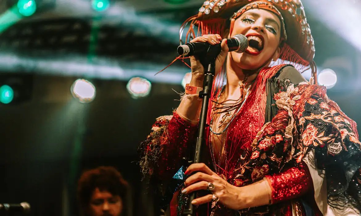 Carnaval de Olinda tem blocos e troças coloridas pelo centro histórico