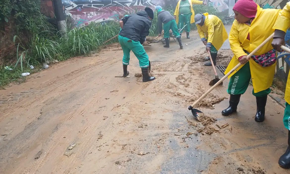Temporal faz Petrópolis emitir alerta extremo e fechar escolas e lojas