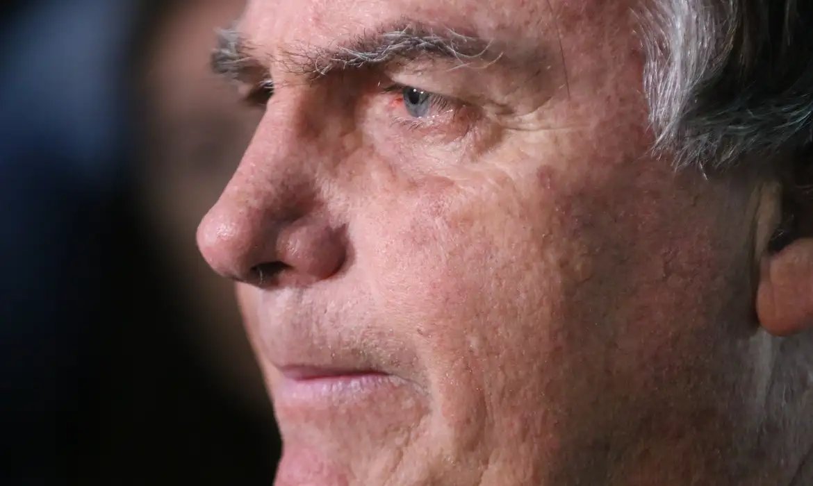 Com crise persistente de soluços, Bolsonaro faz nova cirurgia