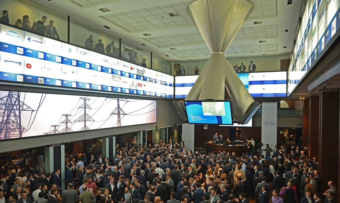 Ibovespa volta aos 174 mil pontos com aposta na Selic, e dólar cai