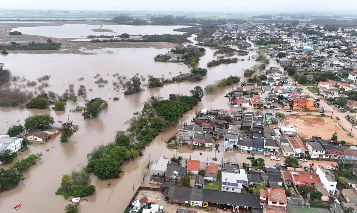 Tempestades colocam RS em alerta vermelho para inundações