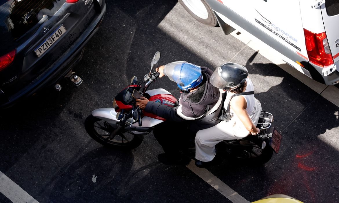 Bombeiros do RJ alertam motociclistas sobre uso dos itens de segurança