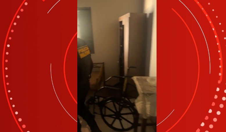 VÍDEO mostra quarto onde mãe era mantida em cárcere há 1 mês pelo próprio filho em MT: 'nem vejo o sol'